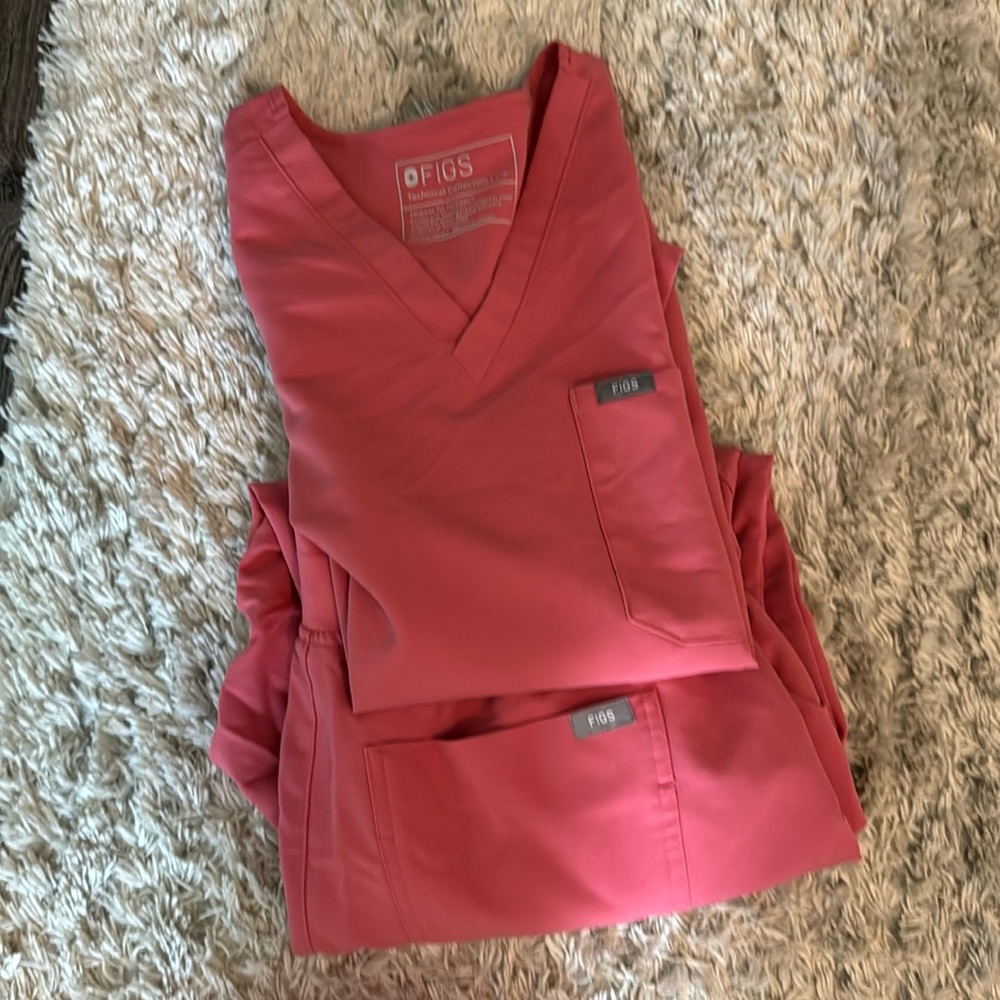 Women’s pink figs scrub set